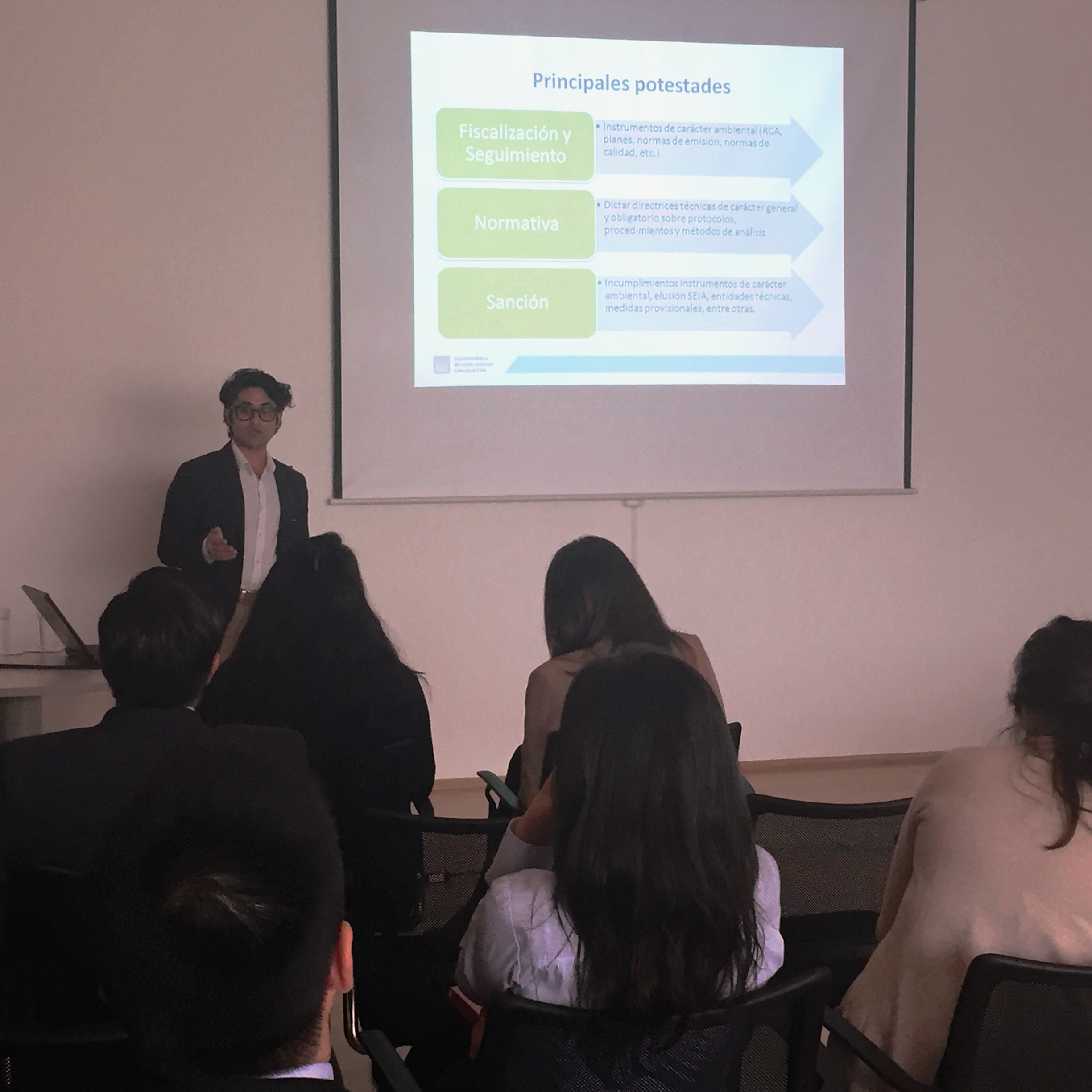 Superintendencia de Medio Ambiente entrega charla jurídica a la CDCyT