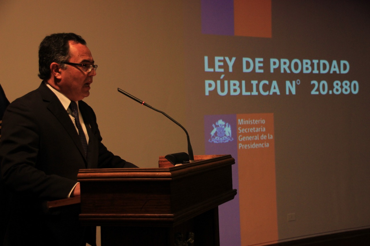 “Venimos a la función pública a servir y no a servirnos”, afirmó el intendente de Valparaíso, Jorge Martínez, al inaugurar la Jornada de Transparencia y Probidad.
