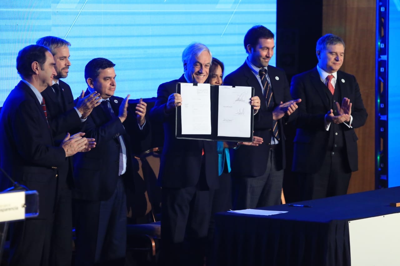 Firma del Proyecto de Ley de Transparencia y Probidad 2.0