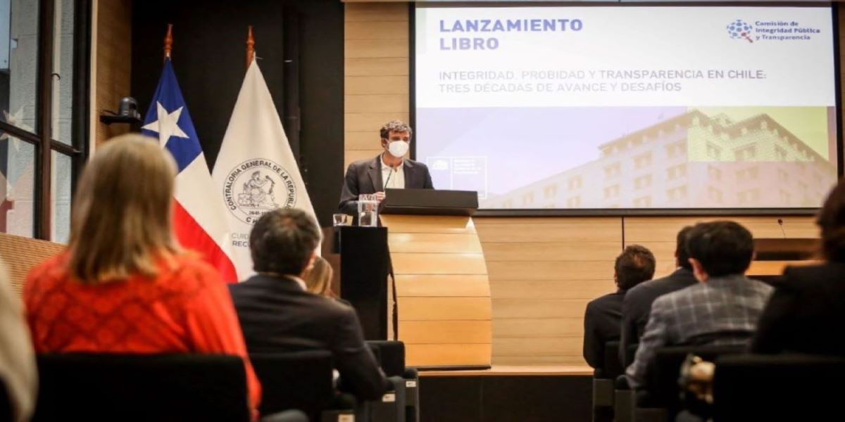 La Comisión lanza el libro “Integridad, probidad y transparencia en Chile: Tres décadas de avances y desafíos”.