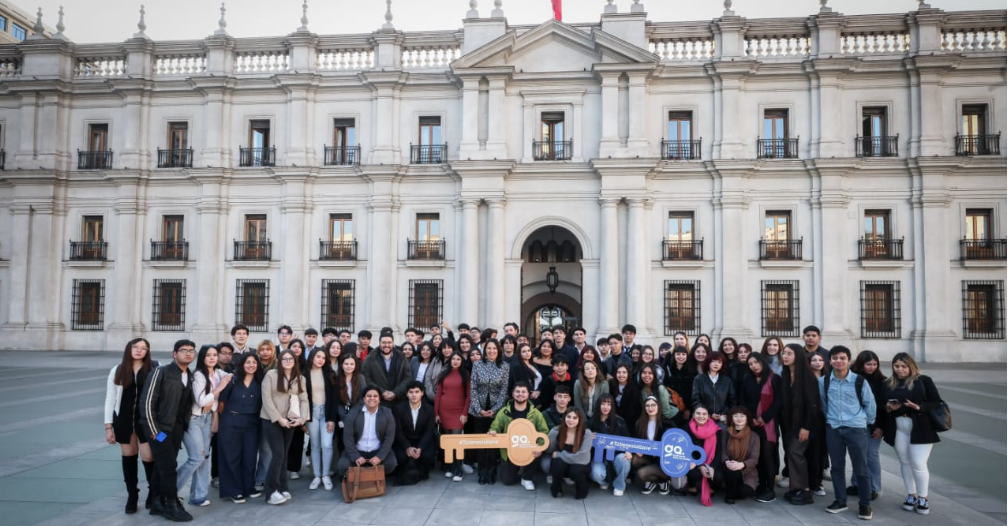 Más de 100 jóvenes participaron en charlas informativas del concurso Transparenta 2024